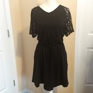 ⭐⭐8 for $25 NWT Black summer dress tide waist and lace sleeves